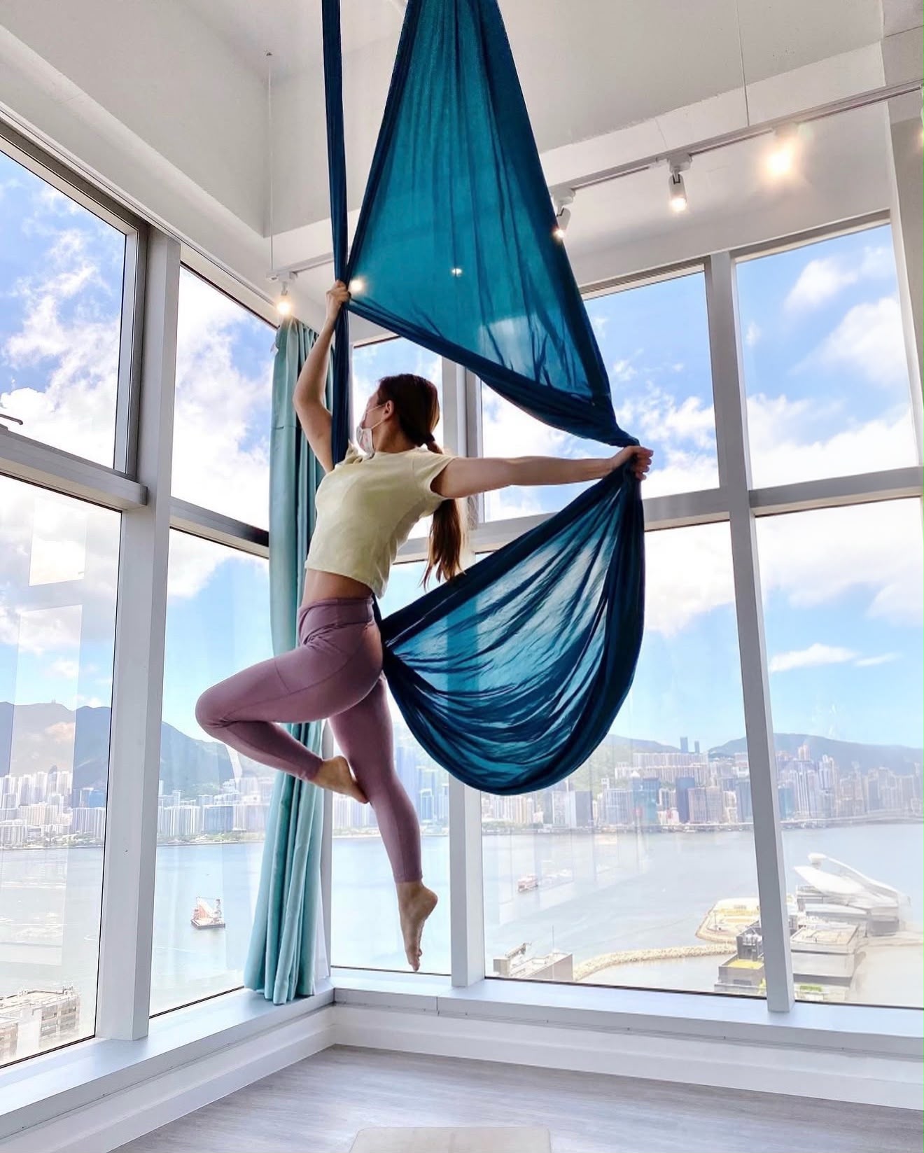 Aerial Yoga For Mix Level  混合程度空中瑜伽 * 中階班